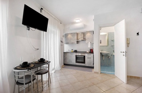 Altare Apartment | Studio 'Edda's Apartment' with Balcony, Wi-Fi and Air Conditioning