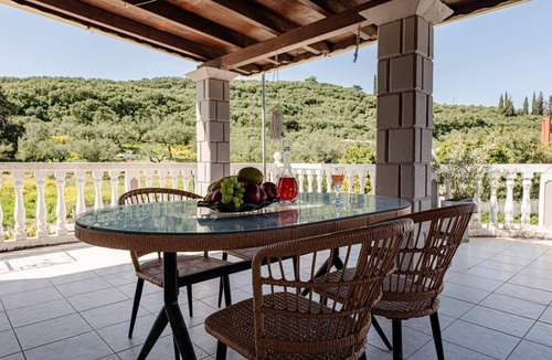 Alikanas Apartment | Studio 'Eleni's Top Floor' with Shared Pool, Wi-Fi and Air Conditioning