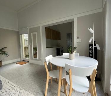 Elsternwick Villa | Studio Elster - Self contained studio, walk to beach, cafes, shops, trains