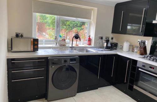 Redbridge Apartment | Studio flat Gants Hill with Free Parking