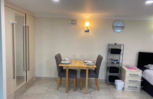 Redbridge Apartment | Studio flat Gants Hill with Free Parking