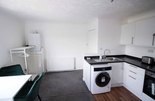 Slough Apartment | Studio flat - ideal for Heathrow & Slough Business