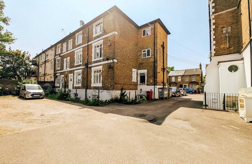Slough Apartment | Studio flat - ideal for Heathrow & Slough Business