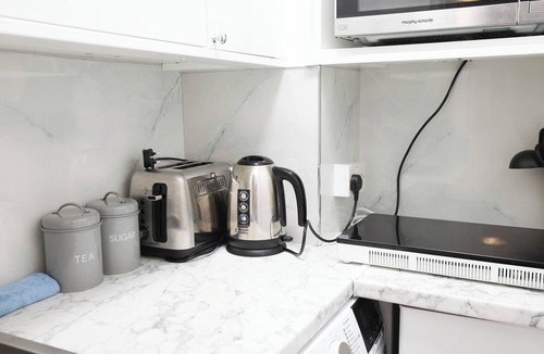 Addison Apartment | Studio Flat in Shepherd`s Bush, 2 minutes' walk away from Tube Station