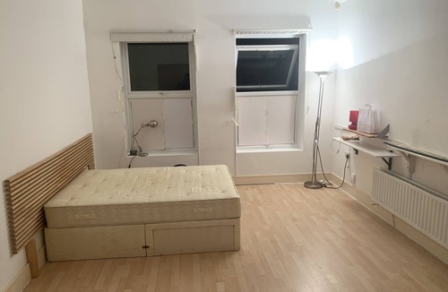 Bensham Manor Apartment | Studio flat on first floor