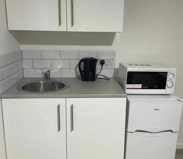 Tottenham Green Apartment | Studio Flat Private Shower Wc and Kitchenette