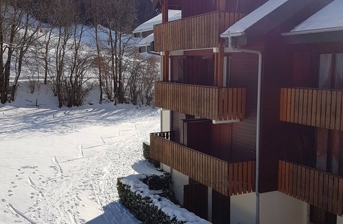 Bernex Apartment | Studio Flat, Sleeps 4. Doorstep skiing with spectacular views and location.