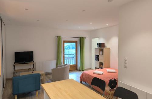 Saint-Clement-sur-Durance Apartment | Studio rénové avec balcon & vue sur les montagnes