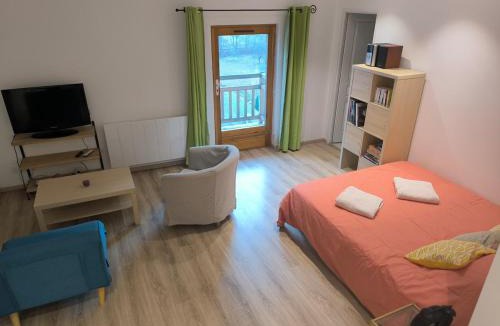 Saint-Clement-sur-Durance Apartment | Studio rénové avec balcon & vue sur les montagnes