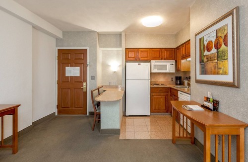 Shearer Hills - Ridgeview Apartment | Studio | Free Breakfast + Outdoor Pool and Hot Tub