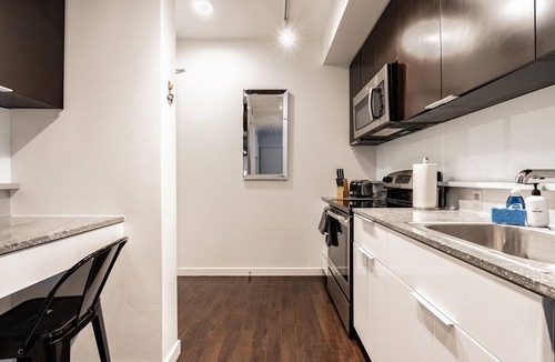 West Bellevue Bed & Breakfast | Studio | Gym, Pool | Bellevue | Sophari Towers A