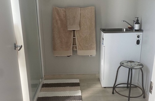 Raglan Apartment | Studio - Handy Location