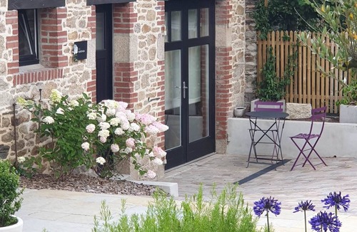 Landerneau Cabin | STUDIO Hortensia with patio and garden