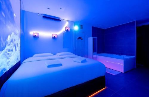 Messy Apartment | Studio Immersif Jaccuzi & Cinéma Disney et Astérix