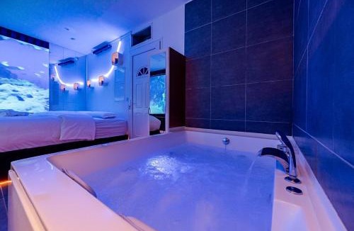 Messy Apartment | Studio Immersif Jaccuzi & Cinéma Disney et Astérix