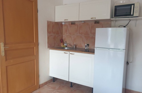 Pierrefeu-du-Var Apartment | Studio in a vineyard