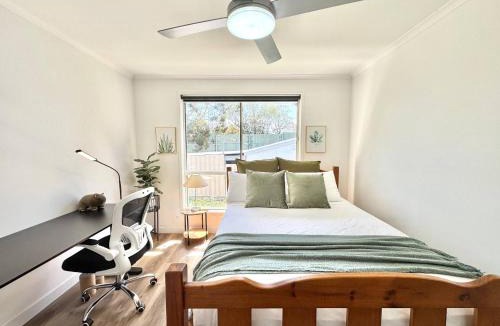Belmont House | Studio in Belmont | Easy to City & Airport