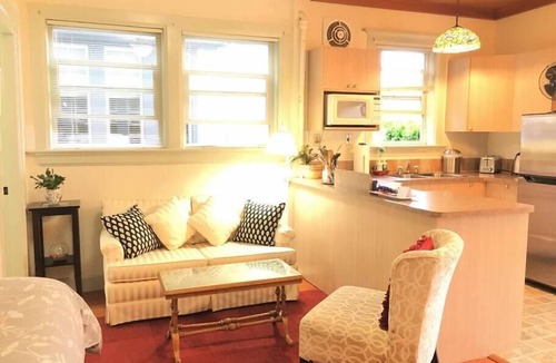 Fairfield Apartment | Studio in Charming Manor near DT, Free Parking