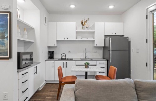 East Cesar Chavez Apartment | Studio in Downtown Austin-Queen & Sofa Bed-Patio