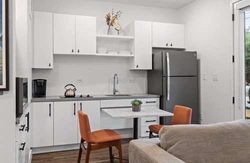 East Cesar Chavez Apartment | Studio in Downtown Austin-Queen & Sofa Bed-Patio