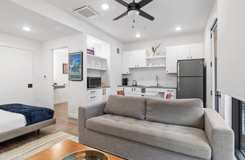 East Cesar Chavez Apartment | Studio in Downtown Austin-Queen & Sofa Bed-Patio