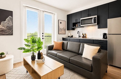 Neartown Apartment | Studio in Downtown Houston | Shared Pool & Gym
