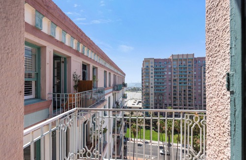 Downtown Long Beach Apartment | Studio in Downtown Long Beach
