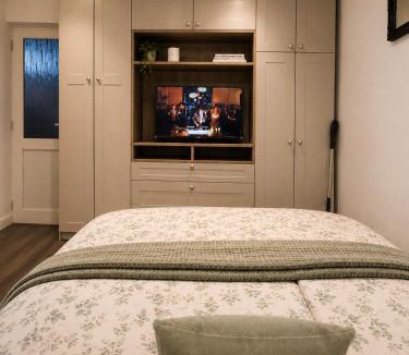 Greenford Broadway House | Studio in Greenford - 20 mins to Heathrow or London