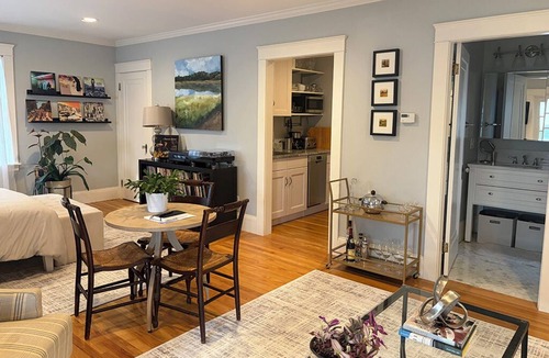 East Greenwich Apartment | Studio in historic Hill & Harbour, walk to town, close to beaches & Newport