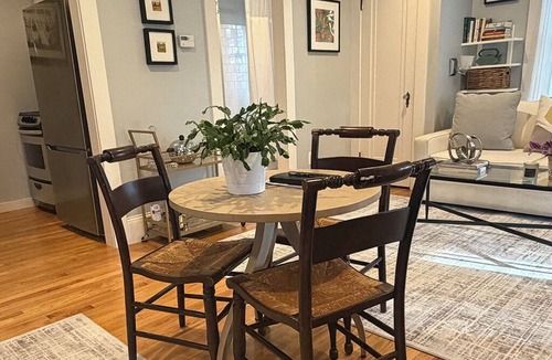 East Greenwich Apartment | Studio in historic Hill & Harbour, walk to town, close to beaches & Newport