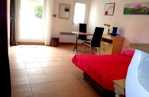 Rasteau Apartment | STUDIO IN RASTEAU Peaceful wine-growing village of Cotes du Rhône