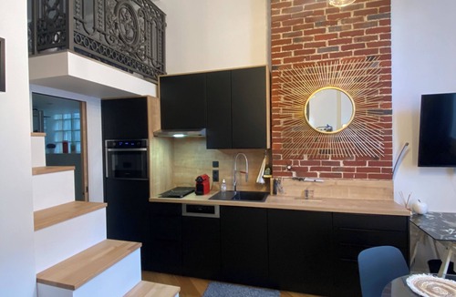 Flers Apartment | Studio in the Conciergerie of the former Banque de France in Flers.