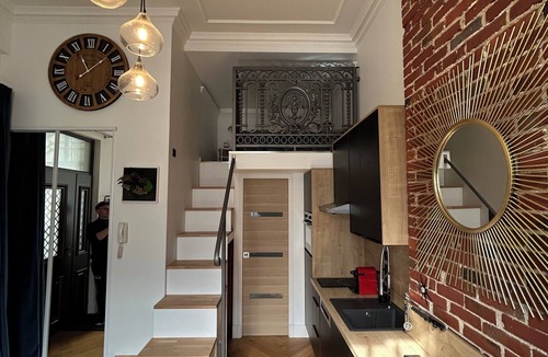 Flers Apartment | Studio in the Conciergerie of the former Banque de France in Flers.