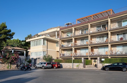 Mazzeo Apartment | Studio in Villa Oasis Residence in Taormina