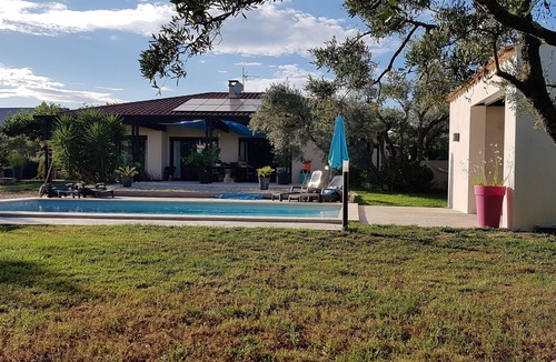 Les Angles Apartment | Studio in villa with garden and pool
