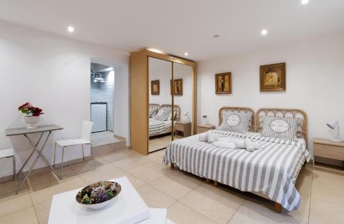 Fabron House | Studio indépendant en villa Calme, Jardins et Piscine à 5 min de la Mer