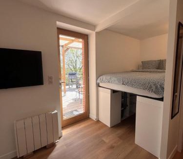 Bourg-le-Comte Apartment | Studio indépendant au calme avec terrasse