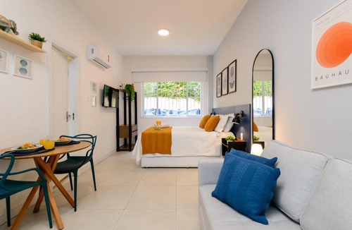 Catete Apartment | Studio inspirado em Athos Bulcao, AC, WiFi, TV