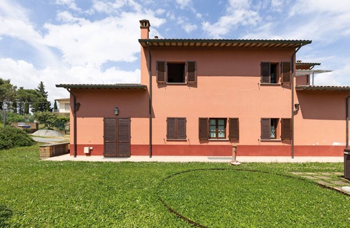 Montopoli in Val d'Arno Apartment | Studio Apartment 'Numero 2' with Shared Garden and Air Conditioning