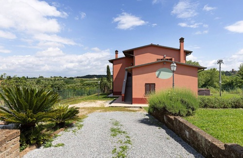 Montopoli in Val d'Arno Apartment | Studio Apartment 'Numero 2' with Shared Garden and Air Conditioning