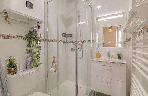 Roussillon-en-Isere Apartment | studio jungle