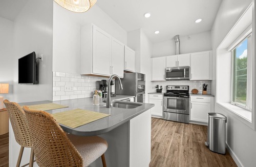 Bridgman Hotel | Studio King - Freshwater Inn - Bridgman, MI - Unit 4