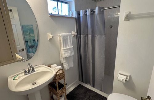 Old Northwood House | Studio/King size bed and kitchenet