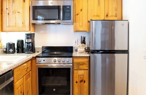 Tahoya Shores Hotel | Studio | Kitchen | Outdoor Pool | Free Parking | Spa Tub & Lake Access