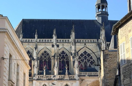 Nevers Apartment | Studio L'étape Bourguignonne situé au 1er étage