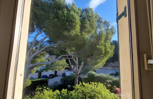 Saint-Mandrier-sur-Mer Apartment | Studio “La Bonbonnière” with Mountain View, Shared Pool and Gardens