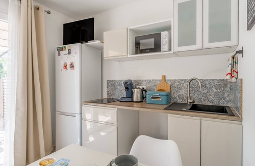 Taillades Apartment | Studio "La Fourmi" with Mountain View, Wi-Fi and Air Conditioning