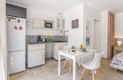 Taillades Apartment | Studio "La Fourmi" with Mountain View, Wi-Fi and Air Conditioning