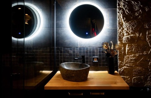 Centre Historique Apartment | Studio La Tentation - Spa, Champagne, Lit King Size, Clim