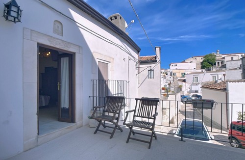 Monte Sant'Angelo Apartment | Studio 'Le Antiche Mansioni 2' with Air Conditioning